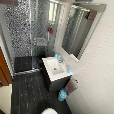 Sunshine - Modern Three Bedroom - No 2 Apartment