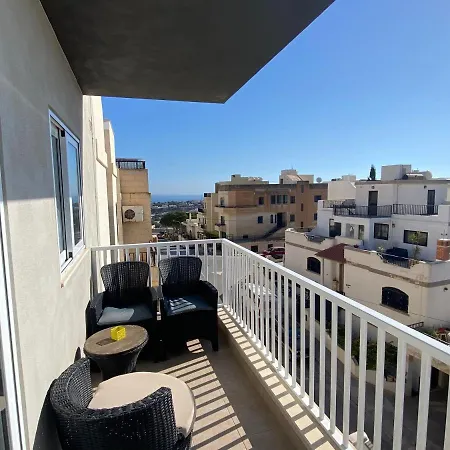 Sunshine - Modern Three Bedroom - No 2 Apartment *