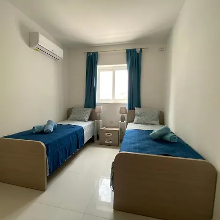 Sunshine - Modern Three Bedroom - No 2 *