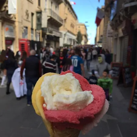 Sunshine - Modern Three Bedroom - No 2 Apartment