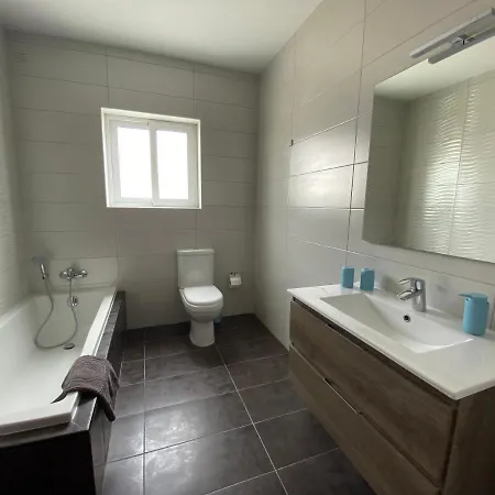 Sunshine - Modern Three Bedroom - No 2