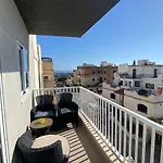 Sunshine - Modern Three Bedroom - No 2 公寓 *