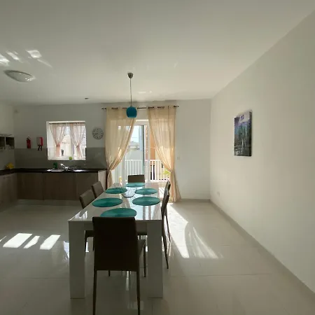 Sunshine - Modern Three Bedroom - No 2 Apartment