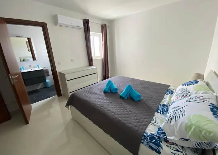 Sunshine - Modern Three Bedroom - No 2