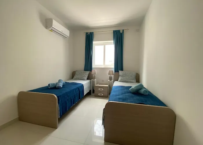 Sunshine - Modern Three Bedroom - No 2 *