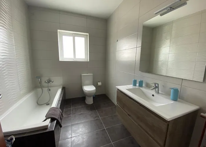 Sunshine - Modern Three Bedroom - No 2